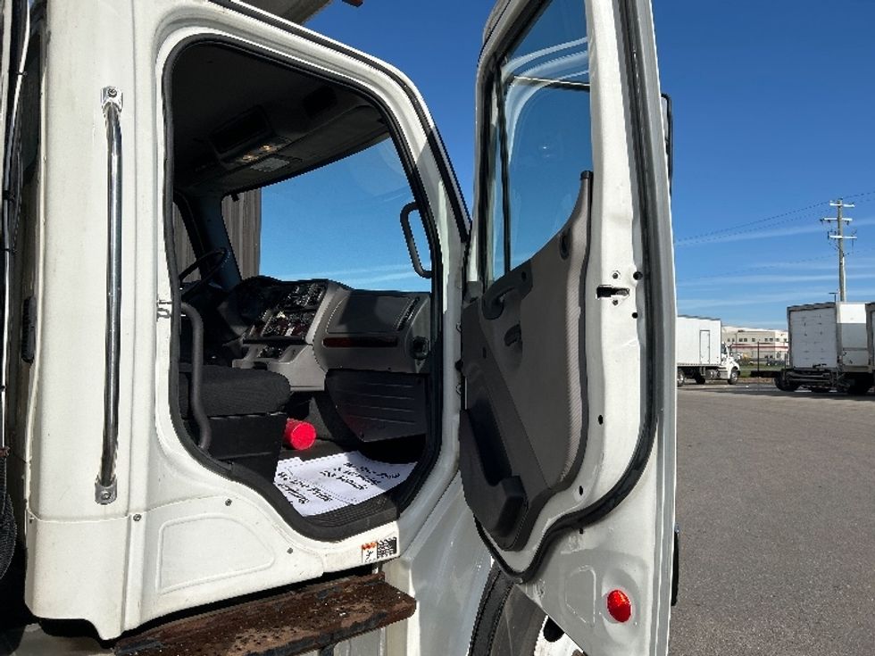 Refrigerated Truck-Light and Medium Duty Trucks-Freightliner-2018-M2-Rocky View County-AB-255,581\n\t\tkm-$ 80,500 - Image 19