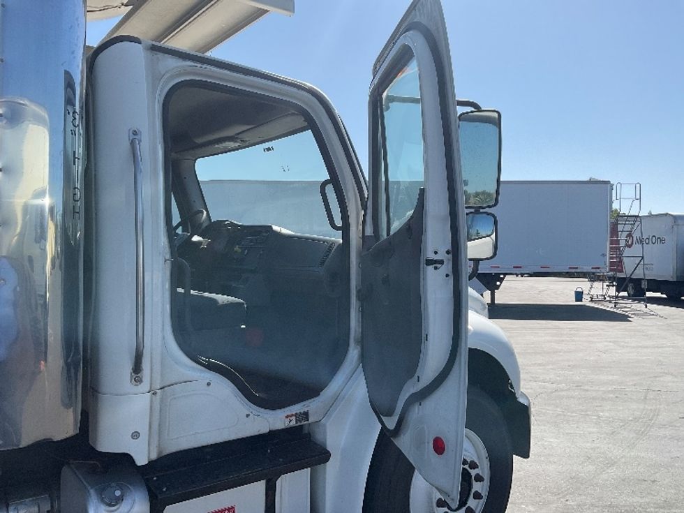 Refrigerated Truck-Light and Medium Duty Trucks-Freightliner-2018-M2-Sacramento-CA-261,267\n\t\tmiles-$ 37,500 - Image 15