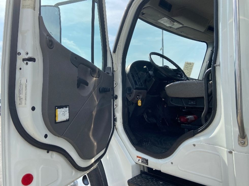 Refrigerated Truck-Light and Medium Duty Trucks-Freightliner-2018-M2-San Antonio-TX-84,677\n\t\tmiles-$ 67,250 - Image 16