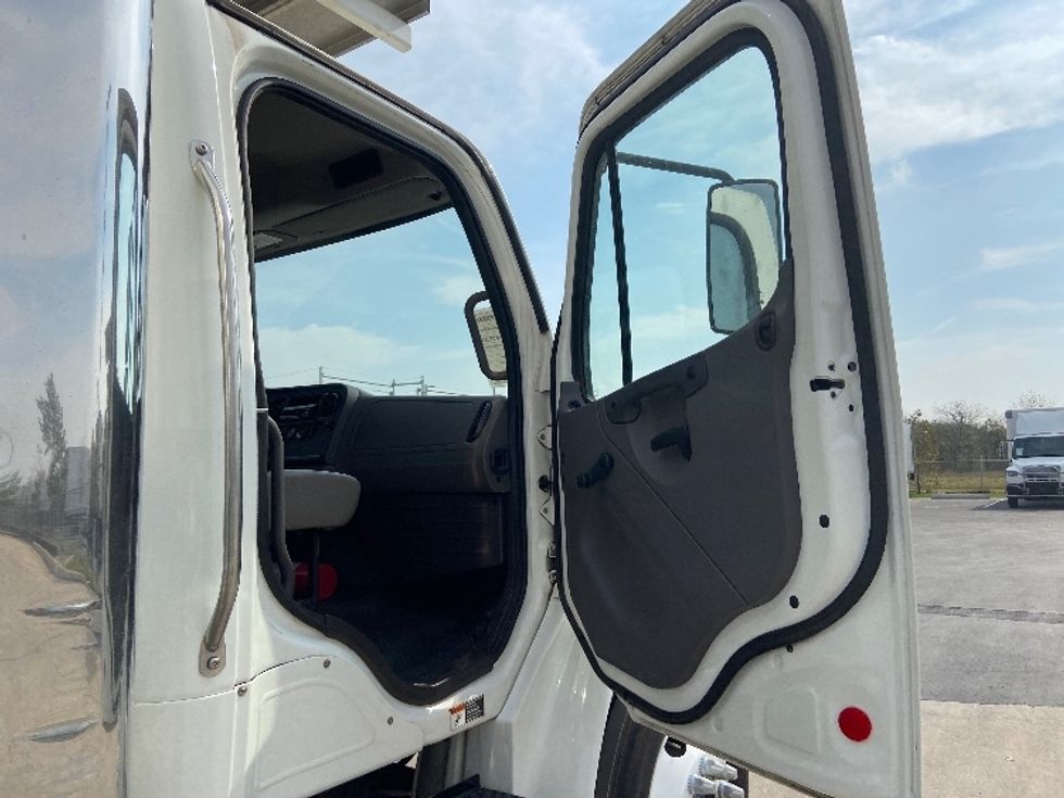Refrigerated Truck-Light and Medium Duty Trucks-Freightliner-2018-M2-San Antonio-TX-84,677\n\t\tmiles-$ 67,250 - Image 20