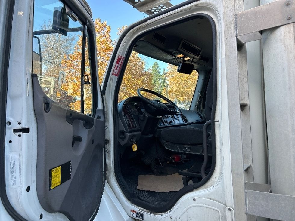 Refrigerated Truck-Light and Medium Duty Trucks-Freightliner-2018-M2-Surrey-BC-367,410\n\t\tkm-$ 47,250 - Image 15