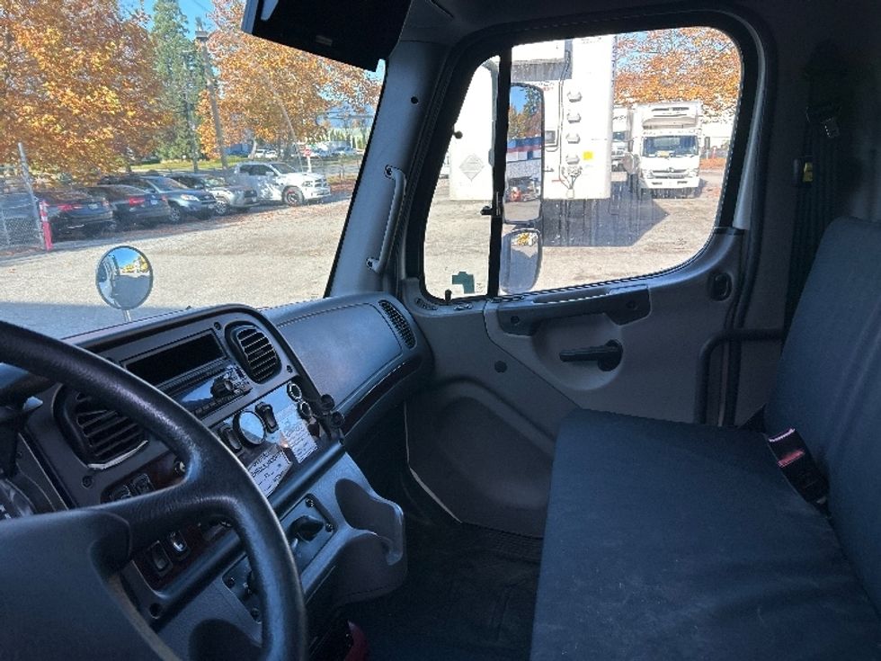 Refrigerated Truck-Light and Medium Duty Trucks-Freightliner-2018-M2-Surrey-BC-367,410\n\t\tkm-$ 47,250 - Image 18