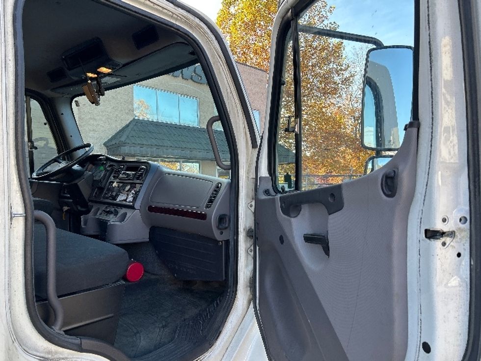 Refrigerated Truck-Light and Medium Duty Trucks-Freightliner-2018-M2-Surrey-BC-367,410\n\t\tkm-$ 47,250 - Image 19