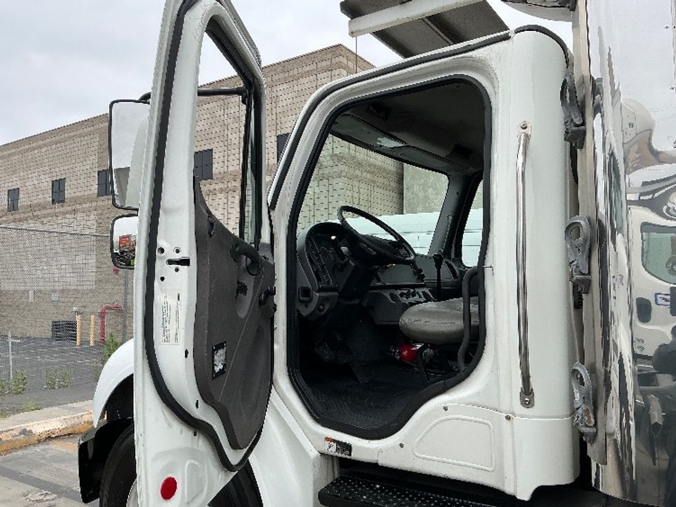Refrigerated Truck-Light and Medium Duty Trucks-Freightliner-2018-M2-Torrance-CA-111,559\n\t\tmiles-$ 53,250 - Image 16