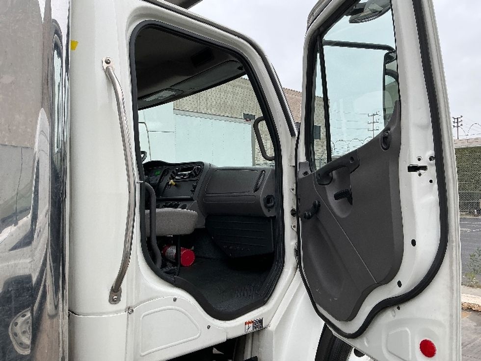 Refrigerated Truck-Light and Medium Duty Trucks-Freightliner-2018-M2-Torrance-CA-111,559\n\t\tmiles-$ 53,250 - Image 20