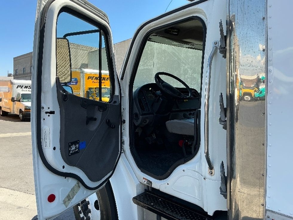 Refrigerated Truck-Light and Medium Duty Trucks-Freightliner-2018-M2-Torrance-CA-131,083\n\t\tmiles-$ 48,500 - Image 16