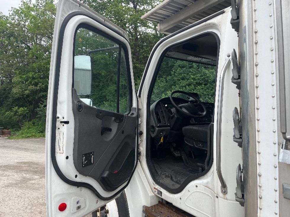 Refrigerated Truck-Light and Medium Duty Trucks-Freightliner-2018-M2-West Mifflin-PA-280,307\n\t\tmiles-$ 29,000 - Image 14