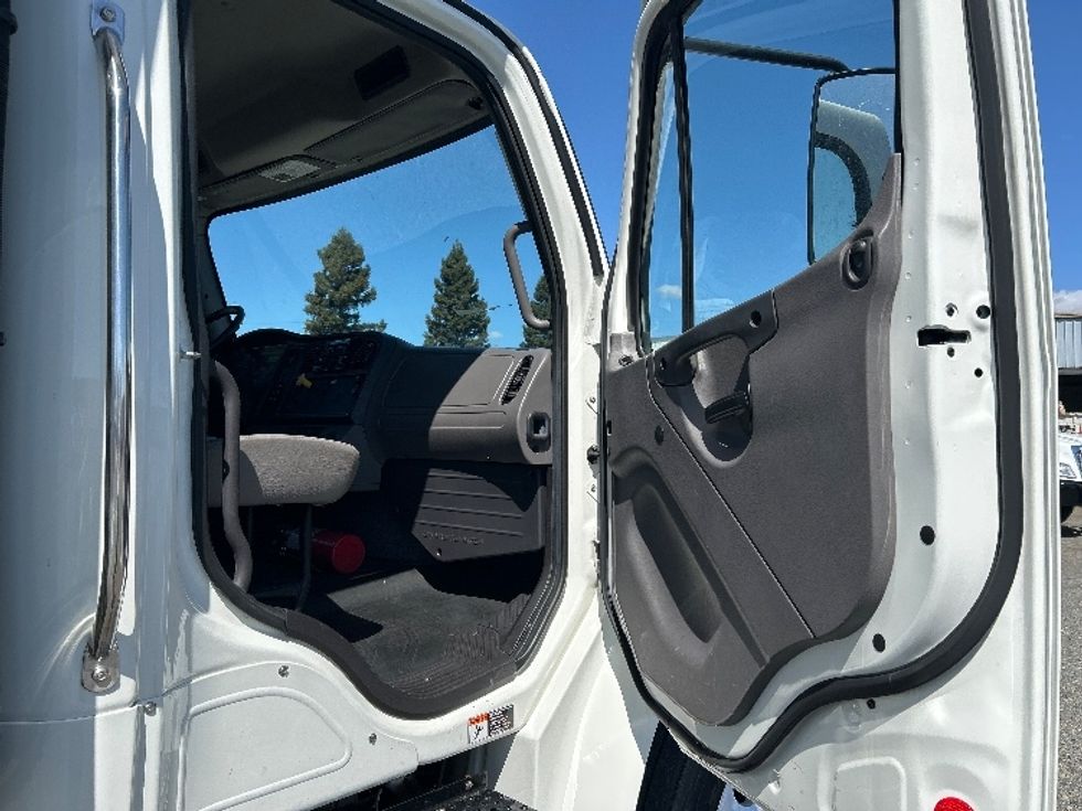 Refrigerated Truck-Light and Medium Duty Trucks-Freightliner-2018-M2-West Sacramento-CA-78,841\n\t\tmiles-$ 51,750 - Image 20