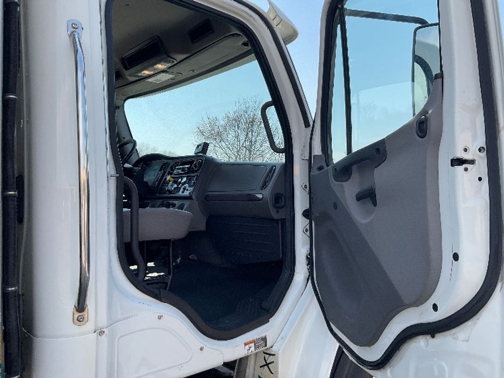 Refrigerated Truck-Light and Medium Duty Trucks-Freightliner-2018-M2-Wilkes Barre-PA-211,639\n\t\tmiles-$ 43,750 - Image 20