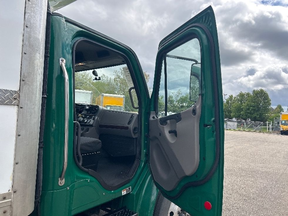 Refrigerated Truck-Light and Medium Duty Trucks-Freightliner-2019-M2-Akron-OH-211,843\n\t\tmiles-$ 19,000 - Image 20