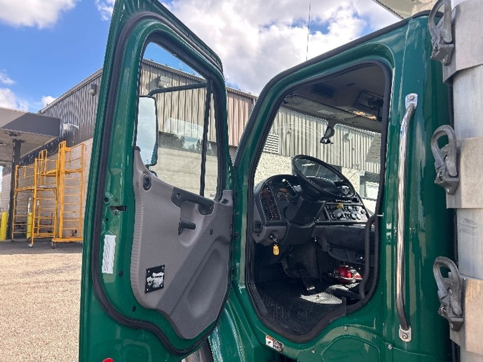 Refrigerated Truck-Light and Medium Duty Trucks-Freightliner-2019-M2-Akron-OH-257,599\n\t\tmiles-$ 36,750 - Image 16