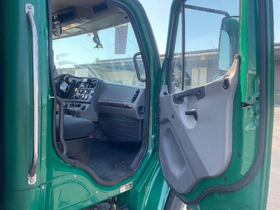 Refrigerated Truck-Light and Medium Duty Trucks-Freightliner-2019-M2-Akron-OH-278,371\n\t\tmiles-$ 33,000 - Image 20