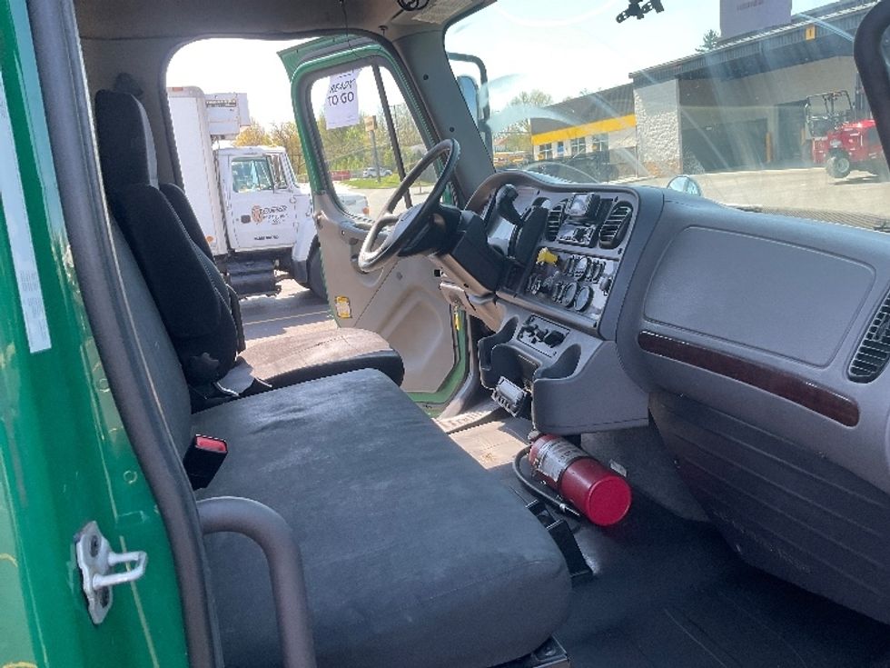 Refrigerated Truck-Light and Medium Duty Trucks-Freightliner-2019-M2-Akron-OH-278,371\n\t\tmiles-$ 33,000 - Image 21