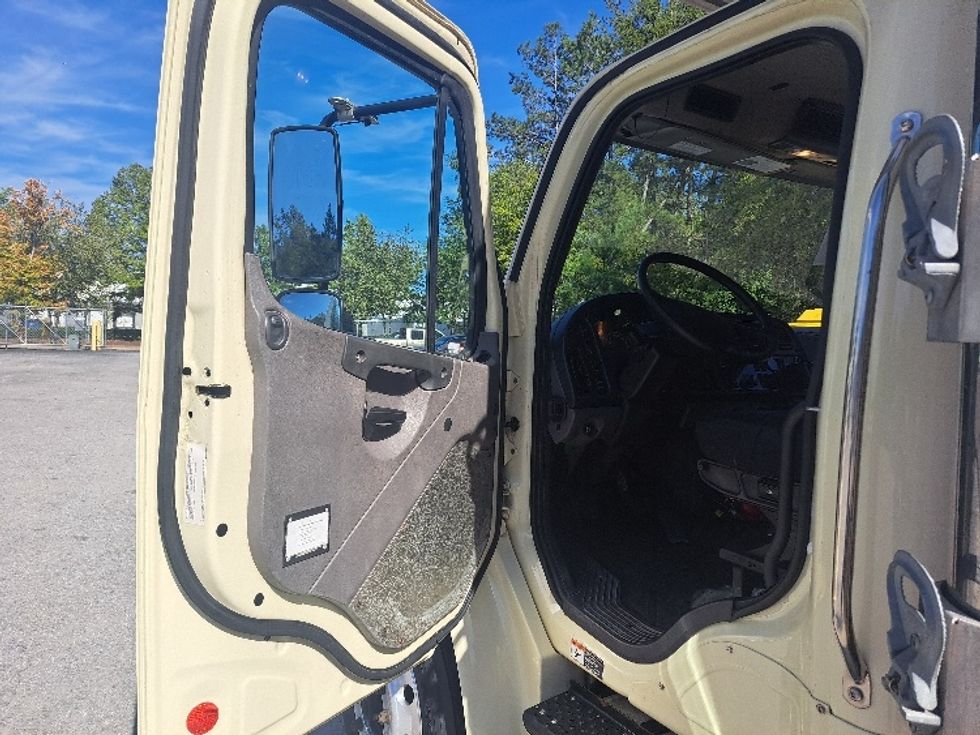 Refrigerated Truck-Light and Medium Duty Trucks-Freightliner-2019-M2-Atlanta-GA-117,456\n\t\tmiles-$ 57,750 - Image 15