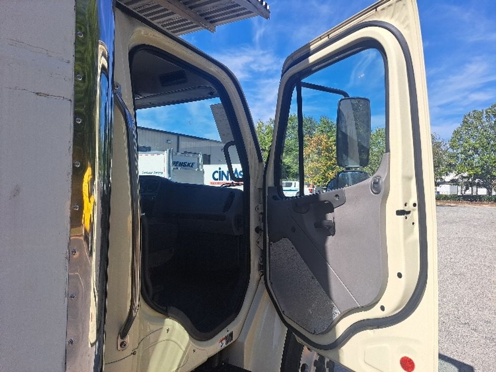 Refrigerated Truck-Light and Medium Duty Trucks-Freightliner-2019-M2-Atlanta-GA-117,456\n\t\tmiles-$ 57,750 - Image 19