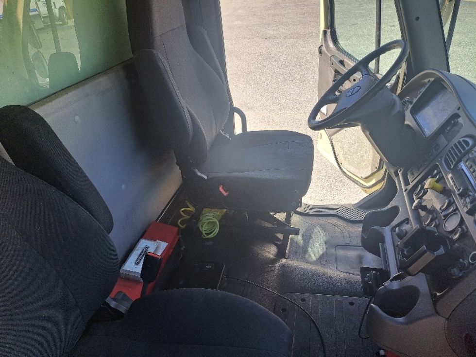 Refrigerated Truck-Light and Medium Duty Trucks-Freightliner-2019-M2-Atlanta-GA-117,456\n\t\tmiles-$ 57,750 - Image 21