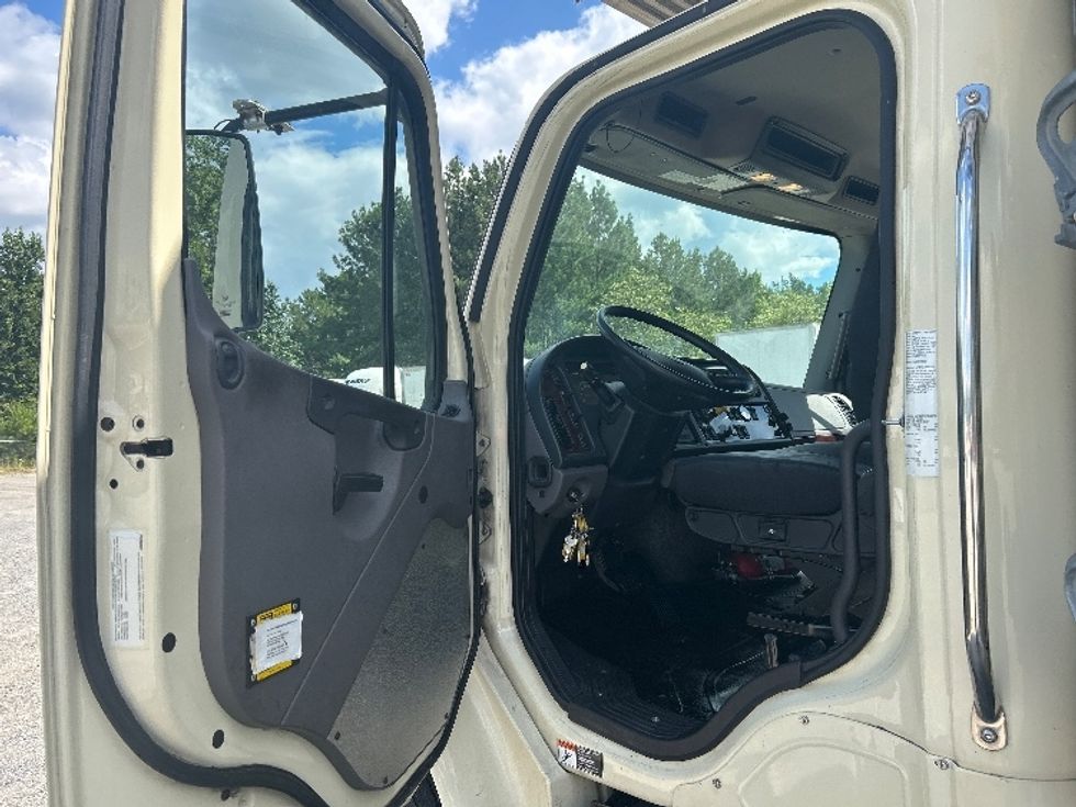 Refrigerated Truck-Light and Medium Duty Trucks-Freightliner-2019-M2-Atlanta-GA-127,263\n\t\tmiles-$ 56,000 - Image 15