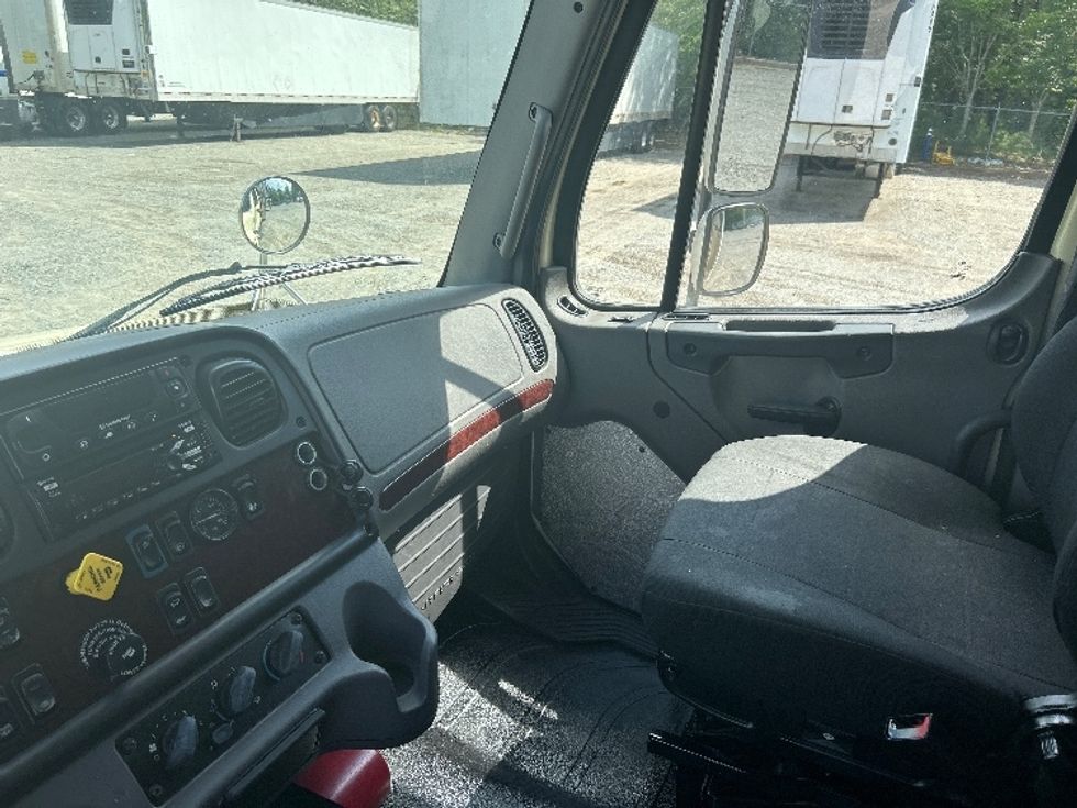 Refrigerated Truck-Light and Medium Duty Trucks-Freightliner-2019-M2-Atlanta-GA-127,263\n\t\tmiles-$ 56,000 - Image 18