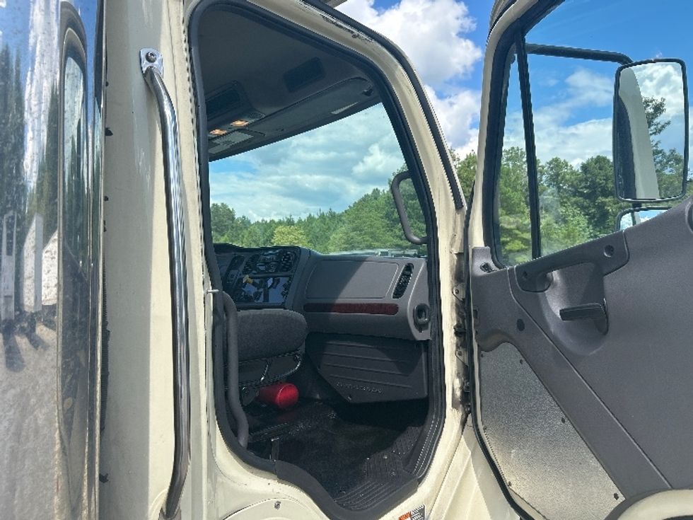 Refrigerated Truck-Light and Medium Duty Trucks-Freightliner-2019-M2-Atlanta-GA-127,263\n\t\tmiles-$ 56,000 - Image 19
