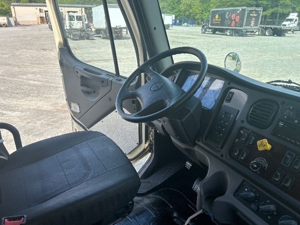 Refrigerated Truck-Light and Medium Duty Trucks-Freightliner-2019-M2-Atlanta-GA-127,263\n\t\tmiles-$ 56,000 - Image 21