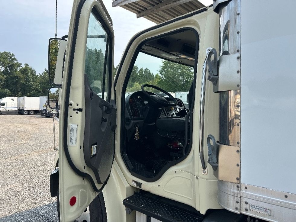 Refrigerated Truck-Light and Medium Duty Trucks-Freightliner-2019-M2-Atlanta-GA-183,677\n\t\tmiles-$ 47,500 - Image 15