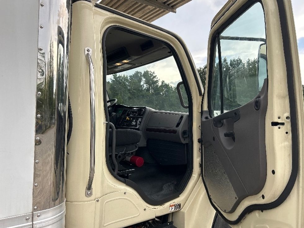 Refrigerated Truck-Light and Medium Duty Trucks-Freightliner-2019-M2-Atlanta-GA-202,233\n\t\tmiles-$ 40,000 - Image 19