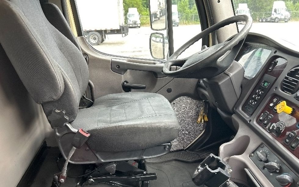 Refrigerated Truck-Light and Medium Duty Trucks-Freightliner-2019-M2-Atlanta-GA-202,233\n\t\tmiles-$ 40,000 - Image 21