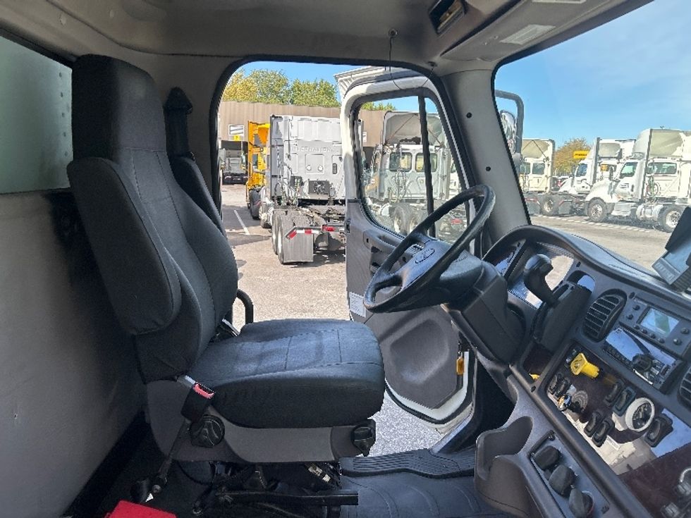 Refrigerated Truck-Light and Medium Duty Trucks-Freightliner-2019-M2-Belcamp-MD-237,902\n\t\tmiles-$ 41,500 - Image 22