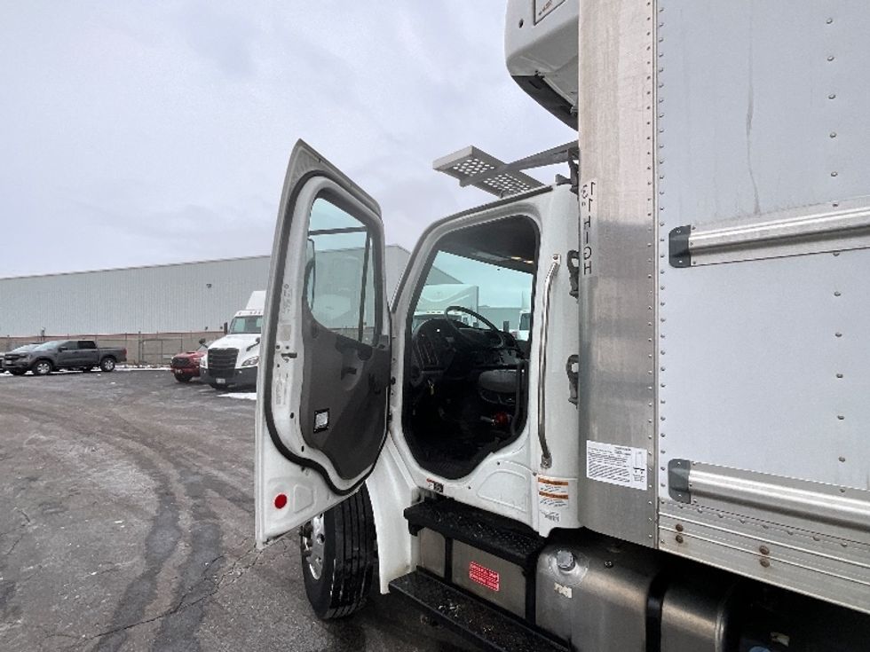 Refrigerated Truck-Light and Medium Duty Trucks-Freightliner-2019-M2-Burlington-ON-315,483\n\t\tkm-$ 59,250 - Image 16