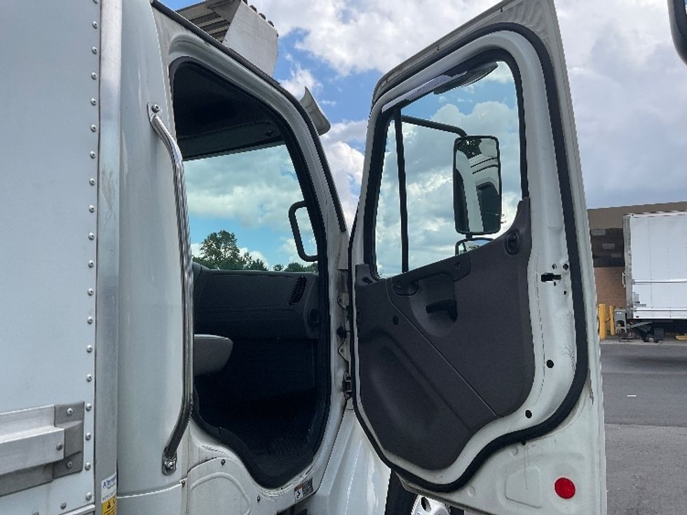 Refrigerated Truck-Light and Medium Duty Trucks-Freightliner-2019-M2-Capitol Heights-MD-218,460\n\t\tmiles-$ 44,750 - Image 20