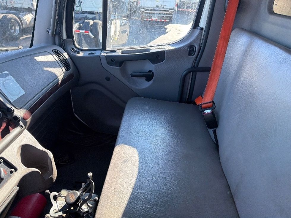 Refrigerated Truck-Light and Medium Duty Trucks-Freightliner-2019-M2-Chicopee-MA-150,739\n\t\tmiles-$ 40,250 - Image 17