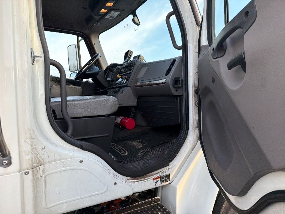Refrigerated Truck-Light and Medium Duty Trucks-Freightliner-2019-M2-Chicopee-MA-164,375\n\t\tmiles-$ 39,000 - Image 18