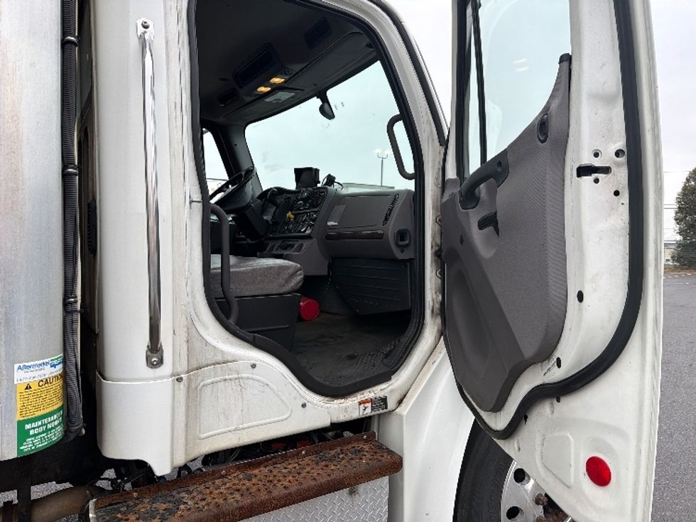 Refrigerated Truck-Light and Medium Duty Trucks-Freightliner-2019-M2-Chicopee-MA-185,303\n\t\tmiles-$ 36,750 - Image 17