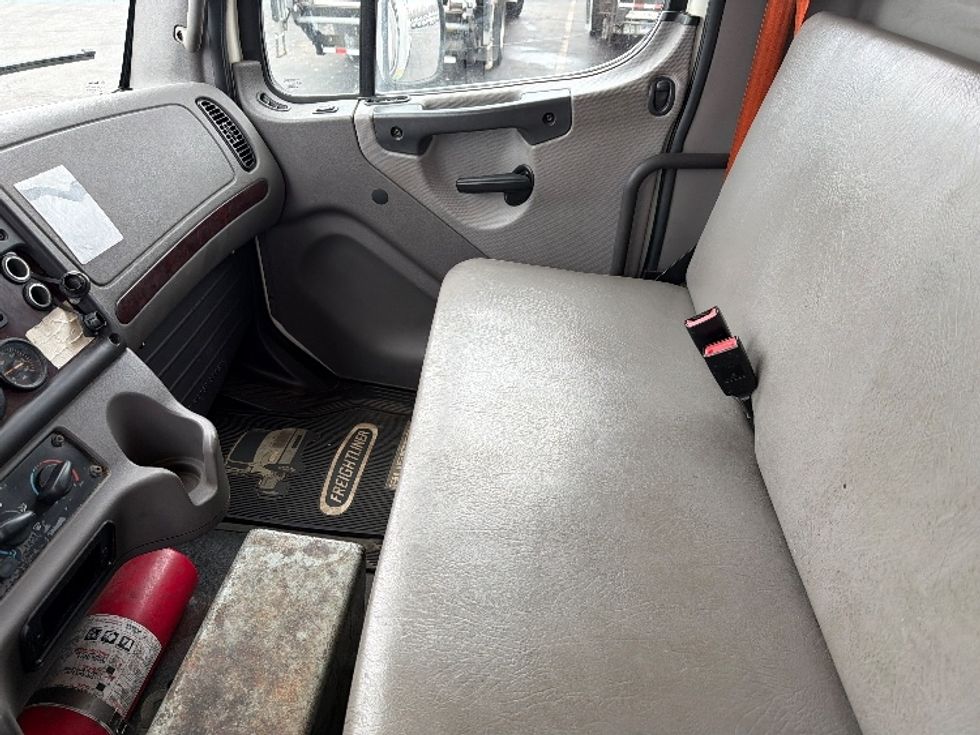 Refrigerated Truck-Light and Medium Duty Trucks-Freightliner-2019-M2-Chicopee-MA-185,937\n\t\tmiles-$ 35,750 - Image 17