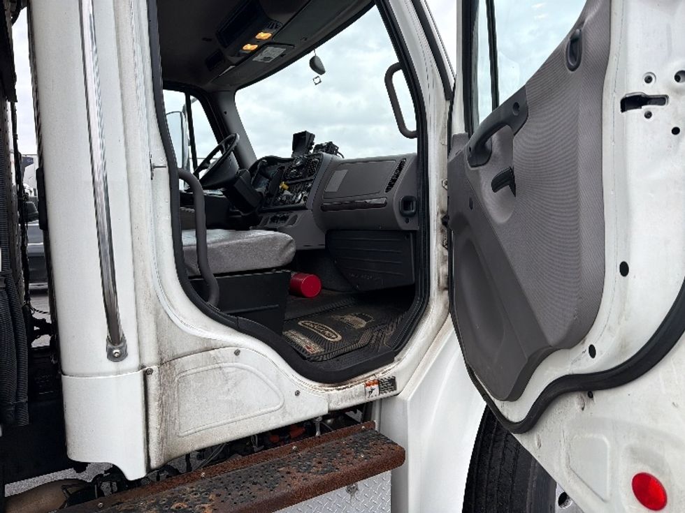 Refrigerated Truck-Light and Medium Duty Trucks-Freightliner-2019-M2-Chicopee-MA-185,937\n\t\tmiles-$ 35,750 - Image 18