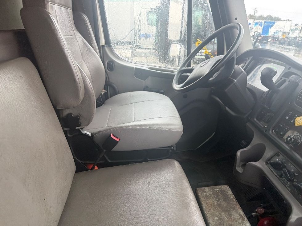 Refrigerated Truck-Light and Medium Duty Trucks-Freightliner-2019-M2-Chicopee-MA-185,937\n\t\tmiles-$ 35,750 - Image 20