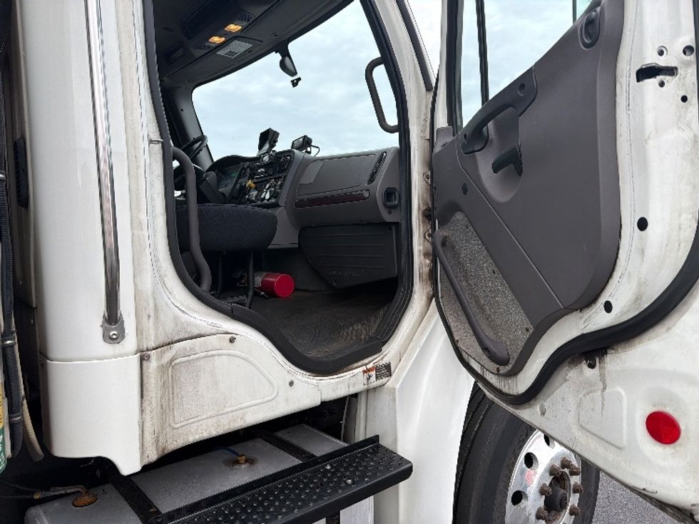 Refrigerated Truck-Light and Medium Duty Trucks-Freightliner-2019-M2-Chicopee-MA-276,886\n\t\tmiles-$ 50,250 - Image 19