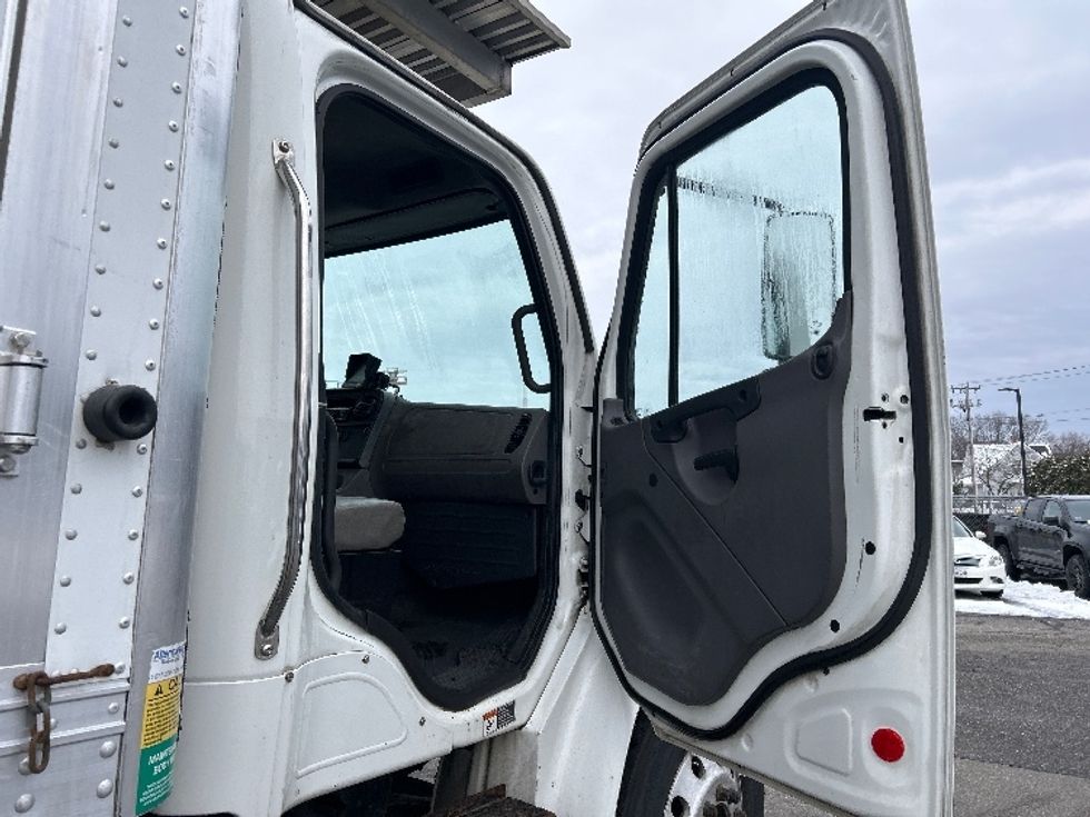 Refrigerated Truck-Light and Medium Duty Trucks-Freightliner-2019-M2-Chicopee-MA-282,689\n\t\tmiles-$ 25,250 - Image 20