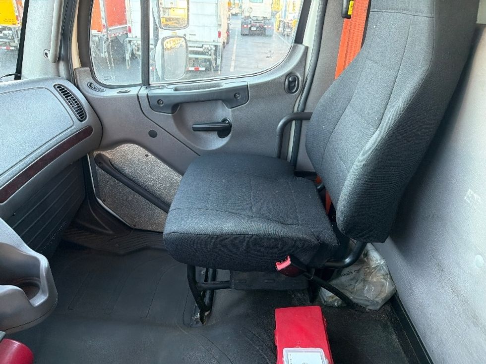 Refrigerated Truck-Light and Medium Duty Trucks-Freightliner-2019-M2-Chicopee-MA-300,328\n\t\tmiles-$ 44,250 - Image 18