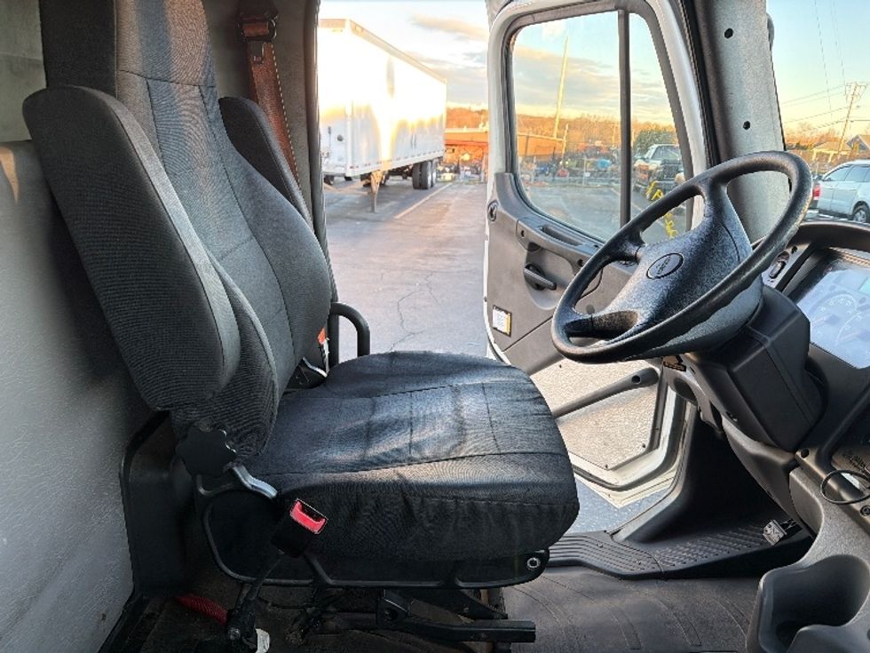 Refrigerated Truck-Light and Medium Duty Trucks-Freightliner-2019-M2-Chicopee-MA-300,328\n\t\tmiles-$ 44,250 - Image 21