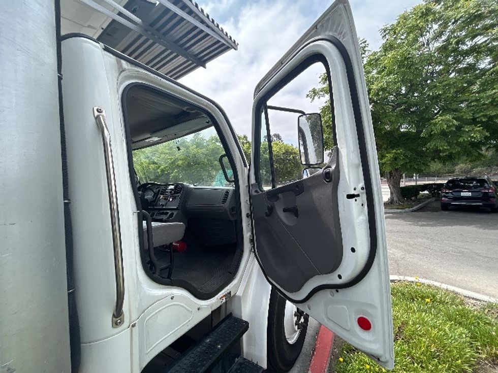 Refrigerated Truck-Light and Medium Duty Trucks-Freightliner-2019-M2-City Of Industry-CA-276,393\n\t\tmiles-$ 42,000 - Image 19