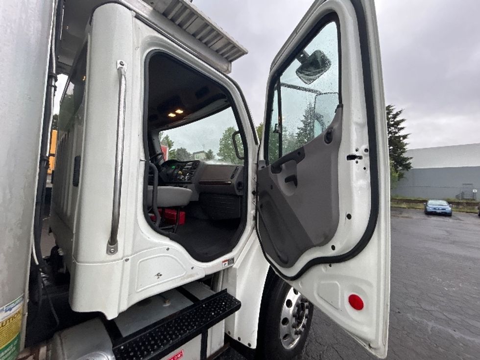 Refrigerated Truck-Light and Medium Duty Trucks-Freightliner-2019-M2-Clackamas-OR-326,140\n\t\tmiles-$ 40,250 - Image 19