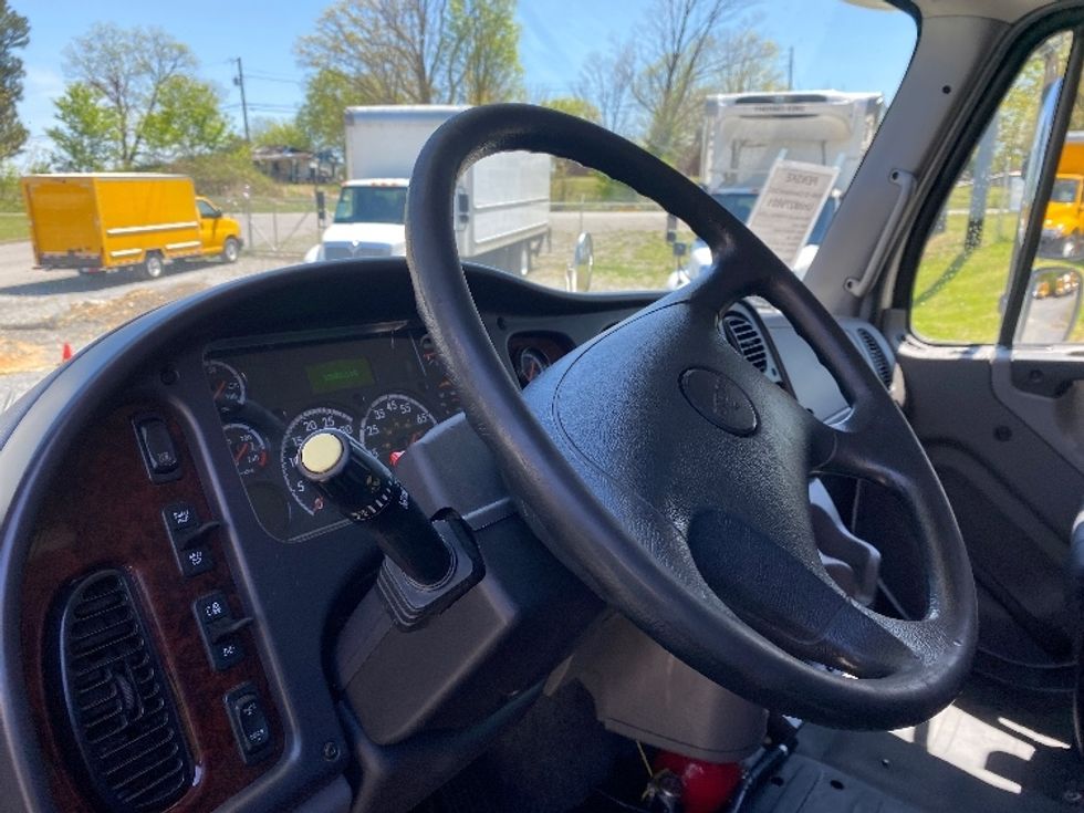Refrigerated Truck-Light and Medium Duty Trucks-Freightliner-2019-M2-Cleveland-TN-189,300\n\t\tmiles-$ 55,750 - Image 17