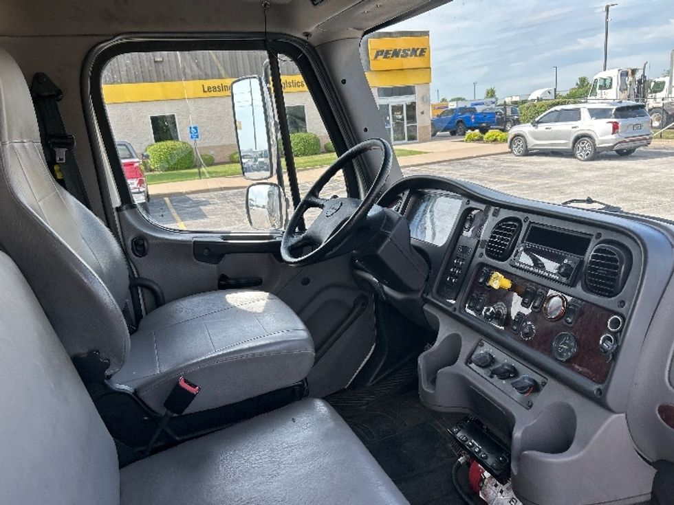 Refrigerated Truck-Light and Medium Duty Trucks-Freightliner-2019-M2-Davenport-IA-186,331\n\t\tmiles-$ 64,750 - Image 22