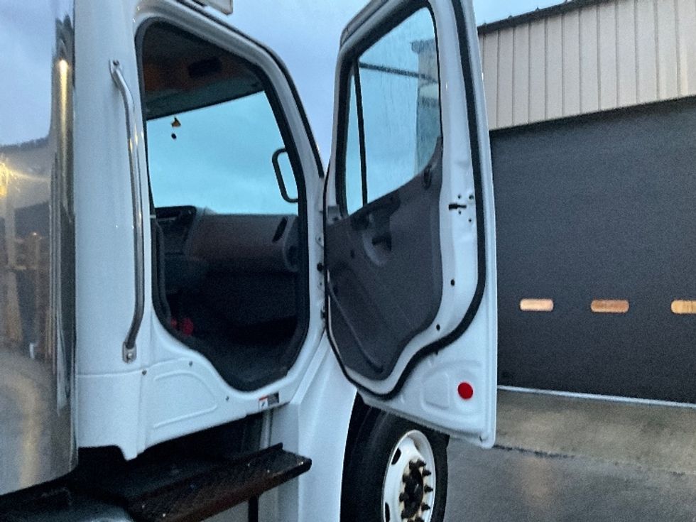 Refrigerated Truck-Light and Medium Duty Trucks-Freightliner-2019-M2-Delta-BC-272,969\n\t\tkm-$ 76,750 - Image 19