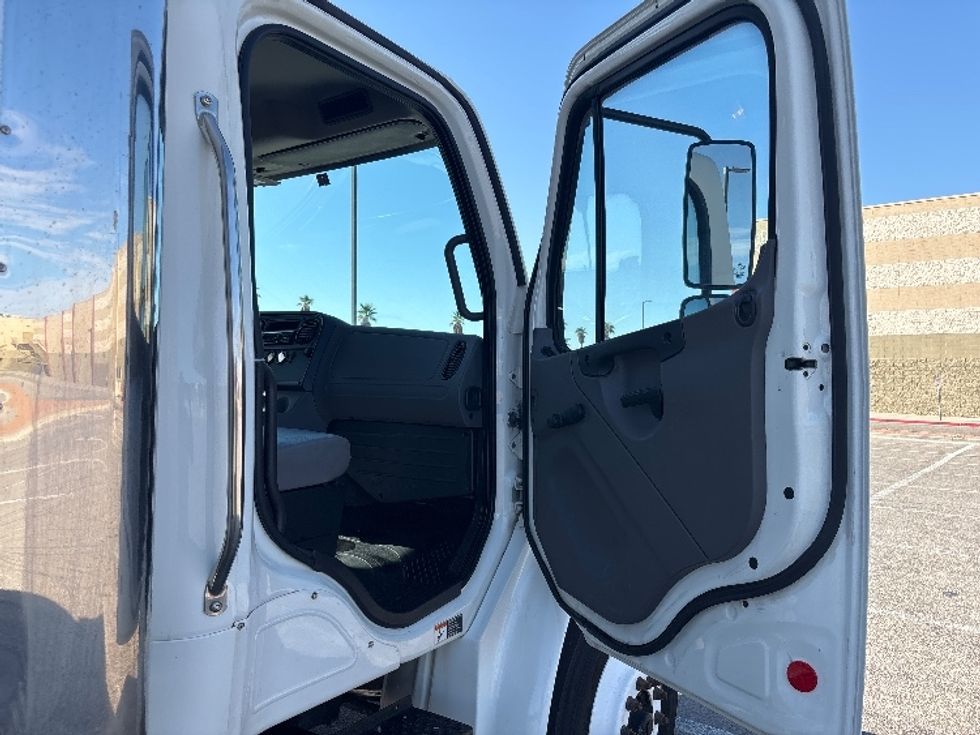 Refrigerated Truck-Light and Medium Duty Trucks-Freightliner-2019-M2-El Paso-TX-103,870\n\t\tmiles-$ 52,250 - Image 20