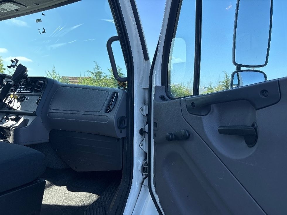 Refrigerated Truck-Light and Medium Duty Trucks-Freightliner-2019-M2-Everett-WA-270,732\n\t\tmiles-$ 37,500 - Image 20