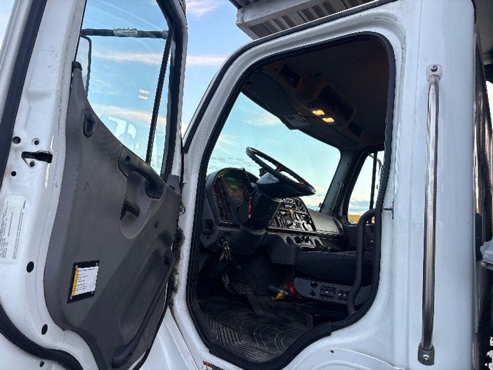 Refrigerated Truck-Light and Medium Duty Trucks-Freightliner-2019-M2-Fontana-CA-139,794\n\t\tmiles-$ 75,500 - Image 16