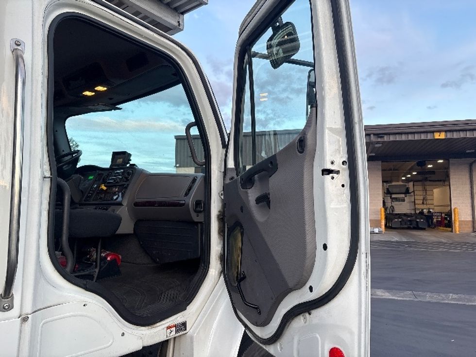Refrigerated Truck-Light and Medium Duty Trucks-Freightliner-2019-M2-Fontana-CA-139,794\n\t\tmiles-$ 75,500 - Image 19
