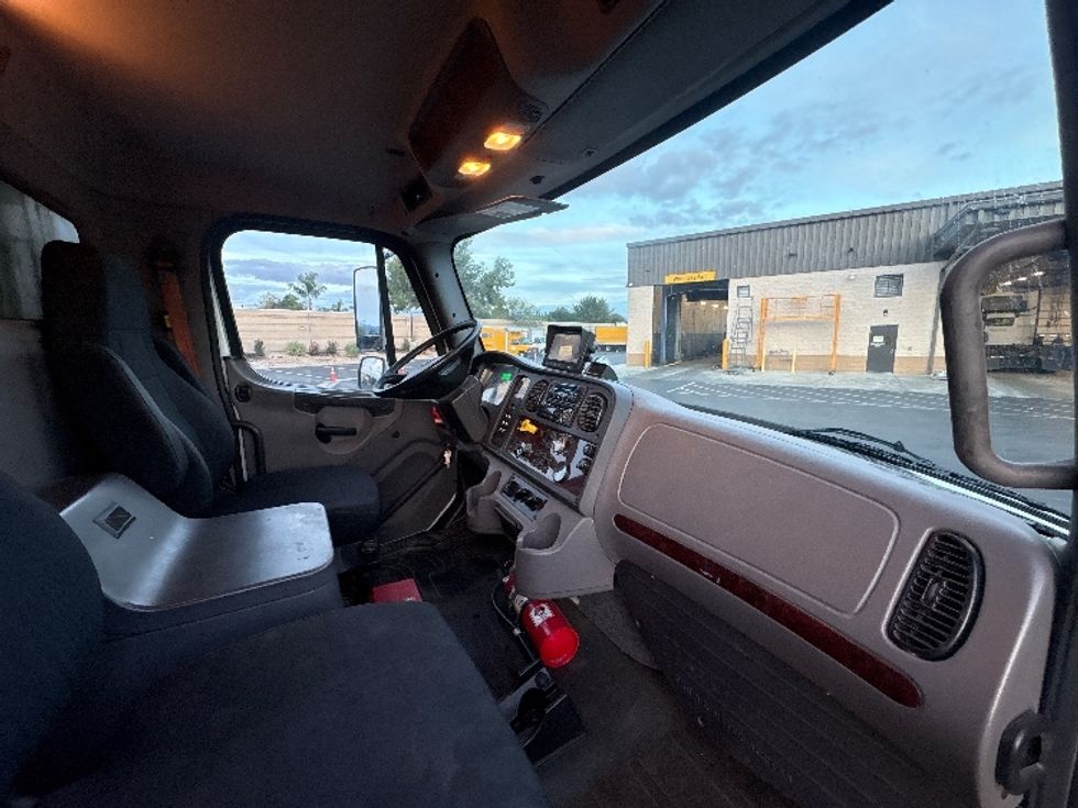 Refrigerated Truck-Light and Medium Duty Trucks-Freightliner-2019-M2-Fontana-CA-139,794\n\t\tmiles-$ 75,500 - Image 21